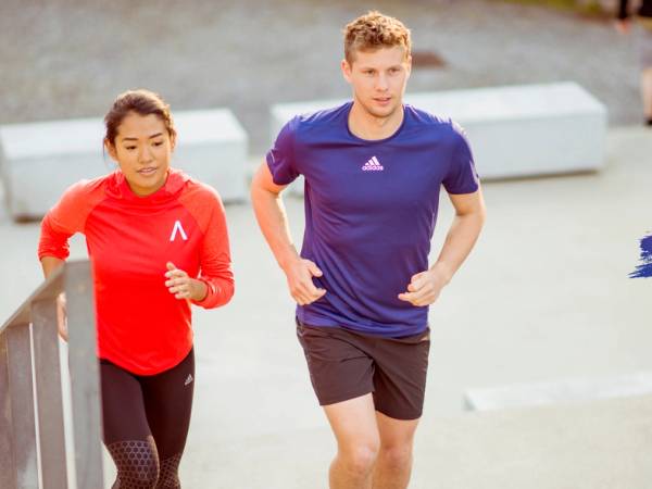 To kollegaer i fysisk aktivitet.