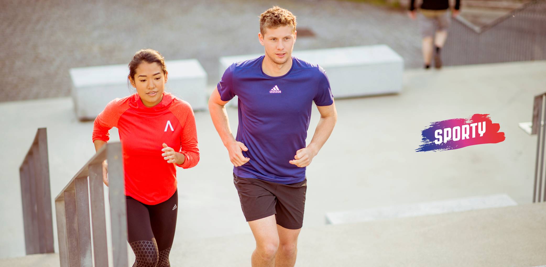 To kollegaer i fysisk aktivitet.