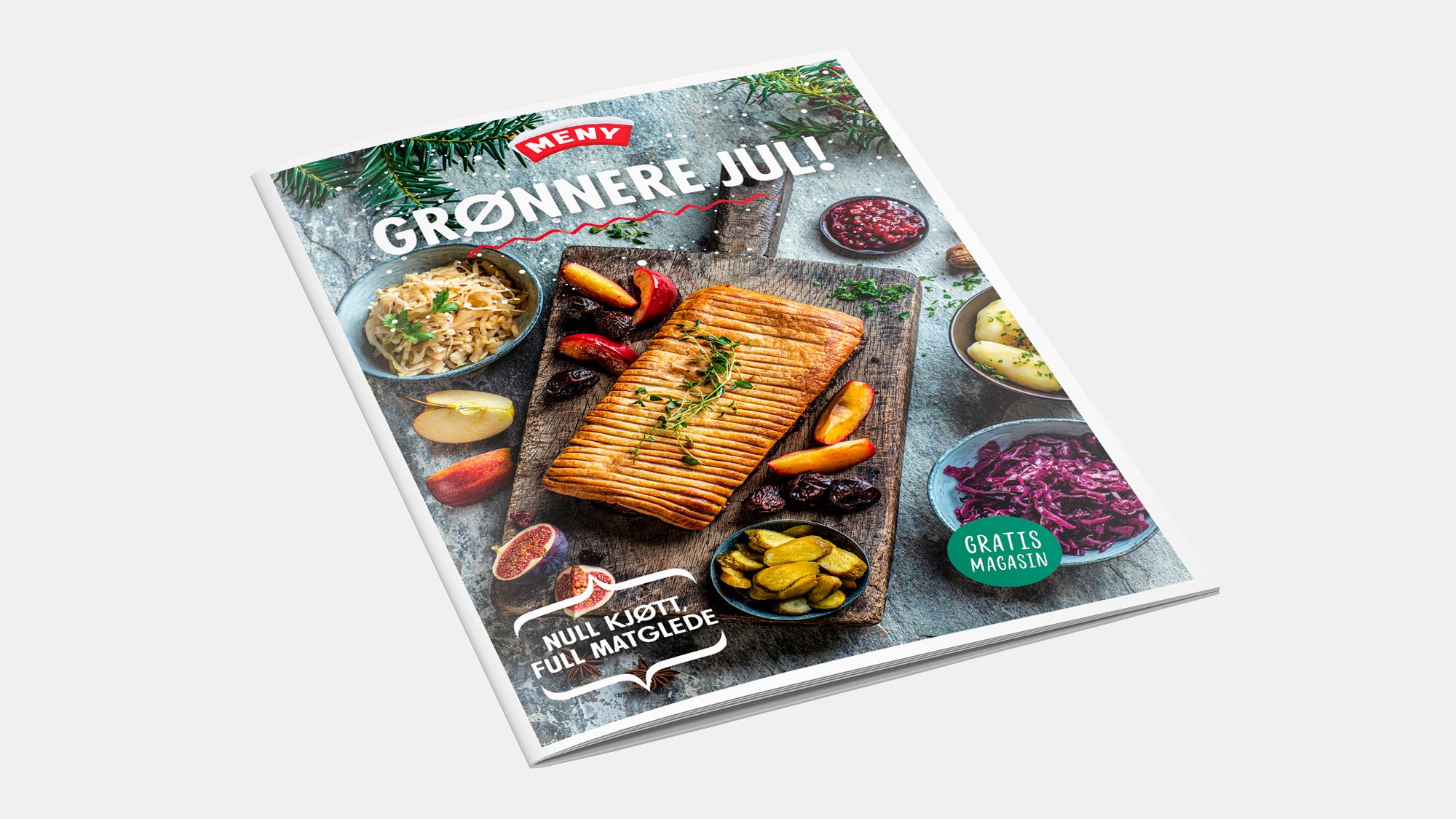 En julemat-mockup med en stek, grønnsaker og tilbehør på et fat, med juledekorasjoner rundt.