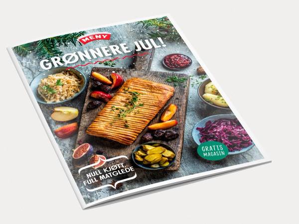 En julemat-mockup med en stek, grønnsaker og tilbehør på et fat, med juledekorasjoner rundt.