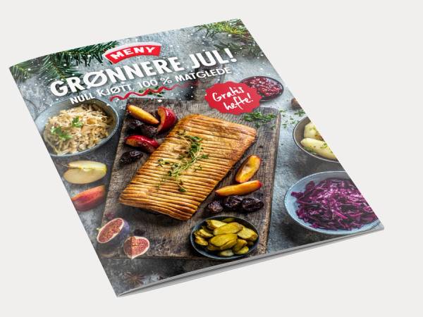 Forside av en julematbok med bilder av ribbe, medisterkaker og tilbehør, og teksten 'GOD JUL' på forsiden.