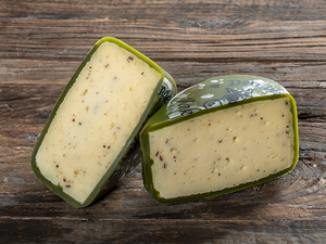To stykker jaktost med grønn skorpe på en treoverflate.
