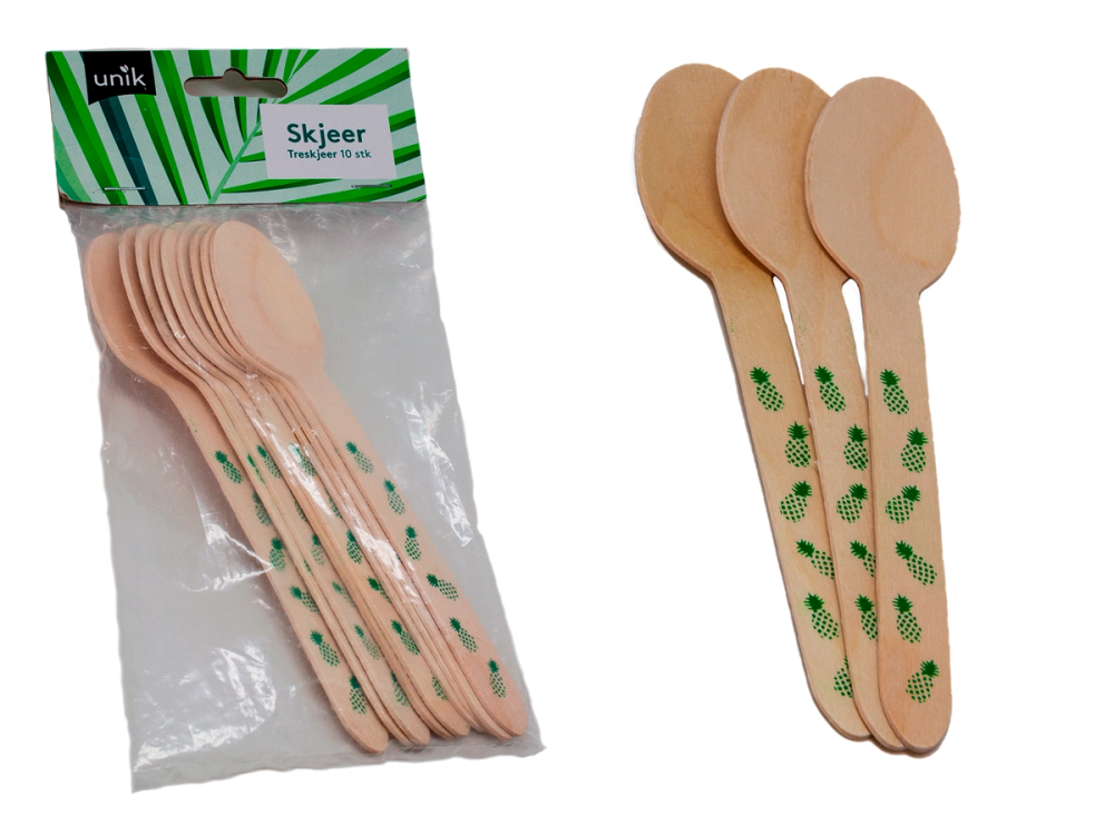 Tre tre-skjeer med grønne prikker, én av dem er pakket i plastemballasje.