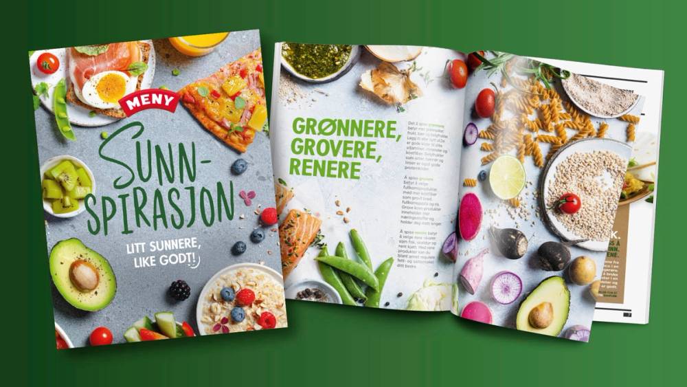 Åpen kokebok med bilder av grønnsaker og retter, med overskriften 'Sunnspirasjon' på forsiden.