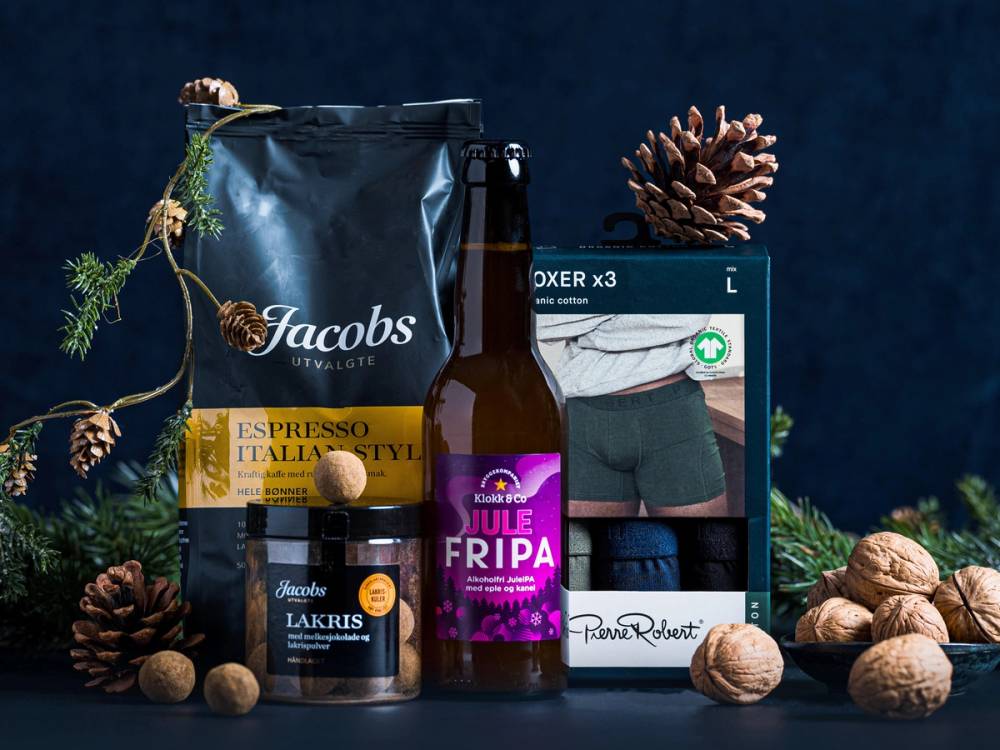 Ulike matgaver og en pinecone er arrangert på en mørk bakgrunn.