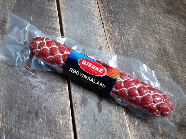 Røkt spekemat fra Bjerke pakket inn i plast på et trebord.