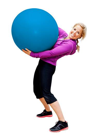 En person som bærer en stor blå treningsball på skuldrene, iført en rosa jakke og svarte bukser, med ansiktet dekket av en beige blokk.