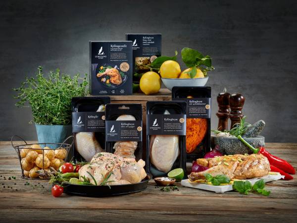 Et utvalg av plantebaserte matvarer og krydder på et kjøkkenbord, med sitroner og urter i bakgrunnen.