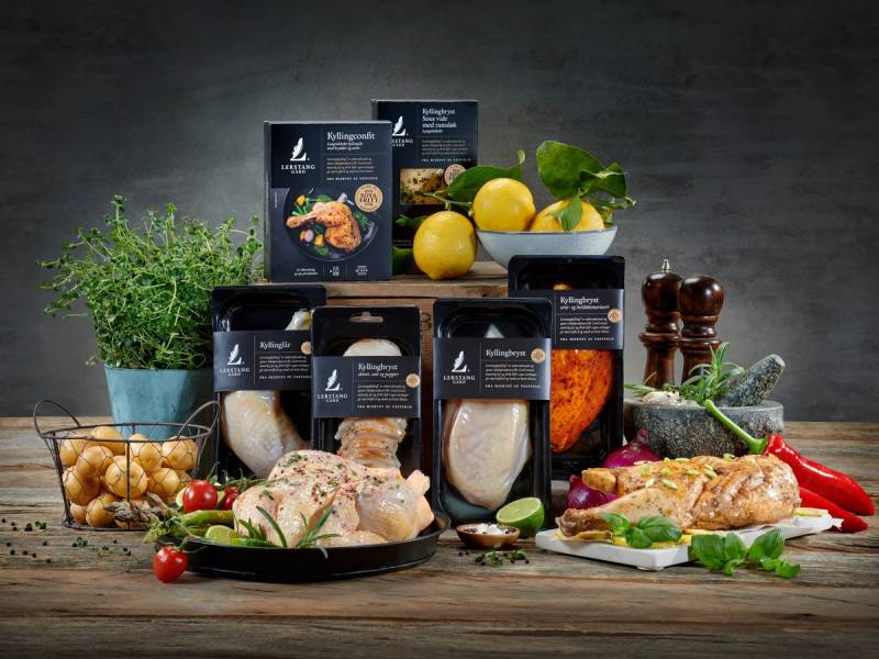 Et utvalg av plantebaserte matvarer og krydder på et kjøkkenbord, med sitroner og urter i bakgrunnen.