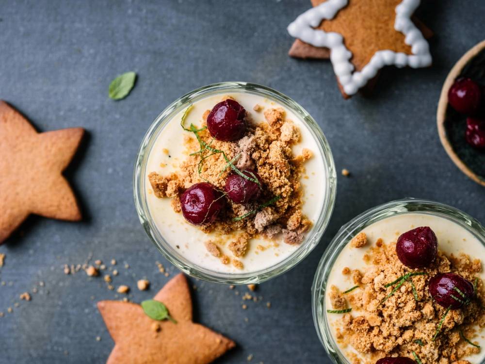 Panna cotta med kirsebær og pepperkaker