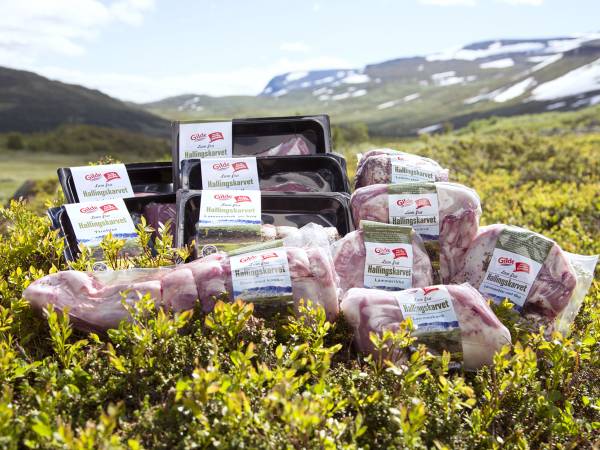 Ulike kjøttprodukter fra Hallingskarvet, plassert på en fjelleng og lyngkledd bakgrunn.