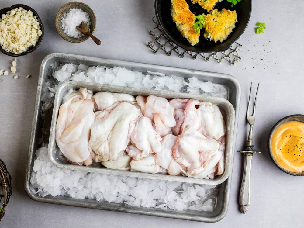 Skreitunger i en metallform, klar for tilberedning.