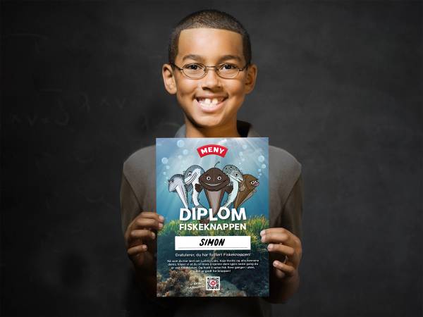 En person holder opp et diplom med bilder av fisk og teksten 'DIPLOM FISKEKNAPPEN' foran en mørk bakgrunn.