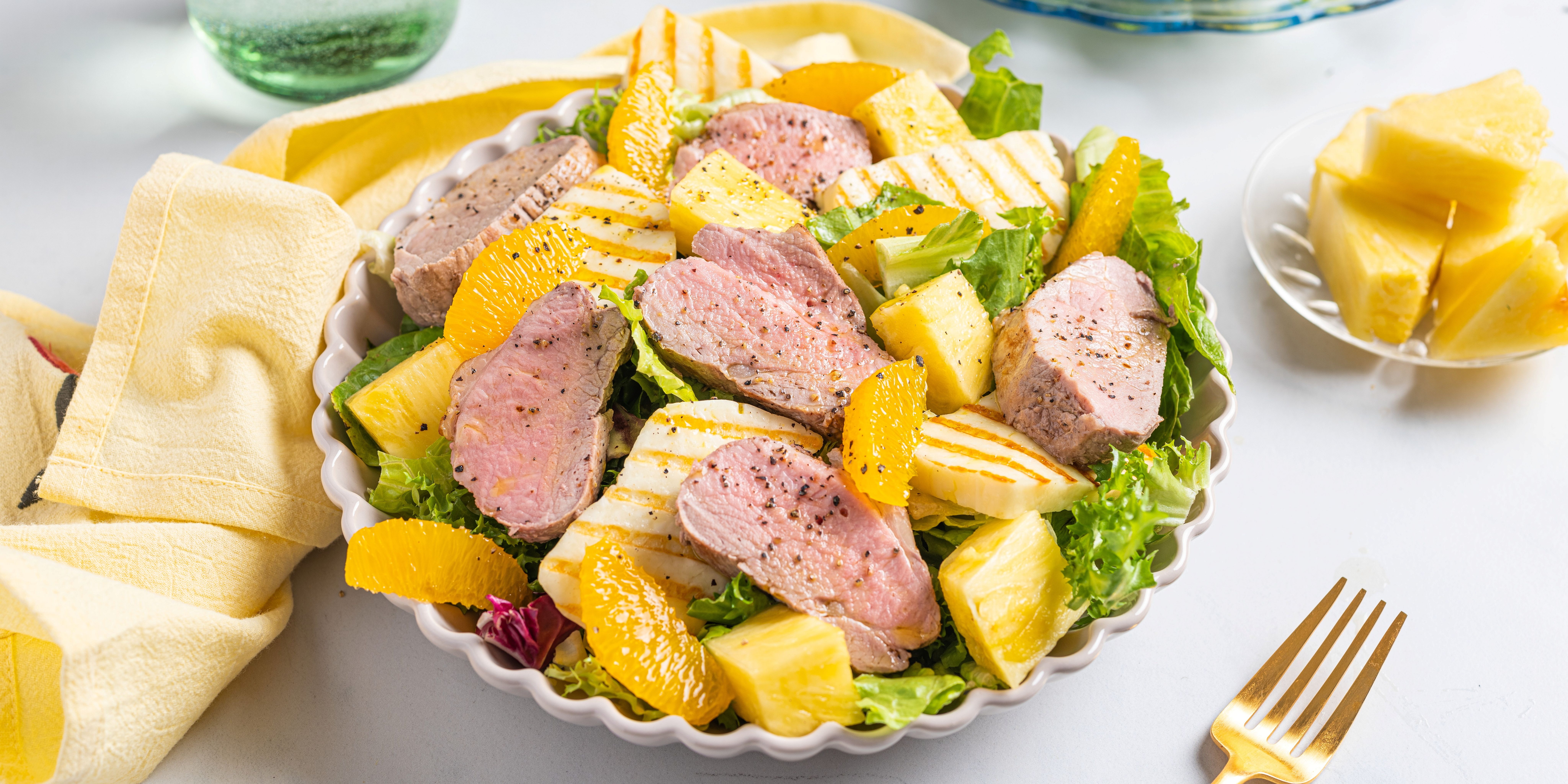 Svinefilet med salat og halloumi i en bolle