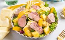 Svinefilet med salat og halloumi i en bolle