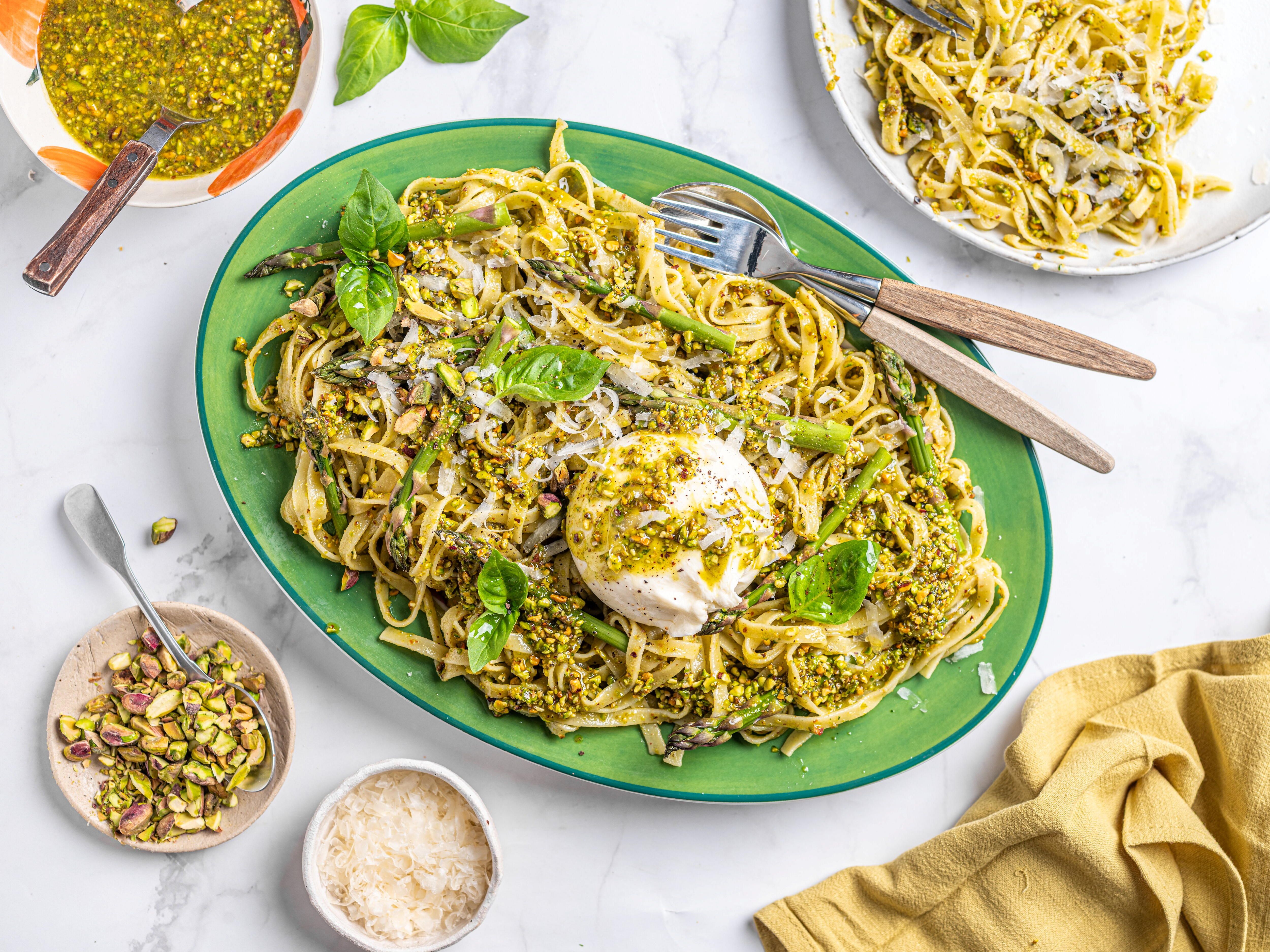 Pasta med burrata og pistasjpesto