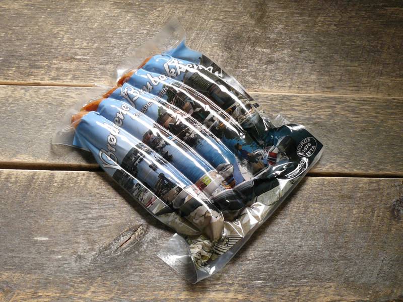 Fire brusbokser ligger på et trebord, med emballasjen godt synlig.