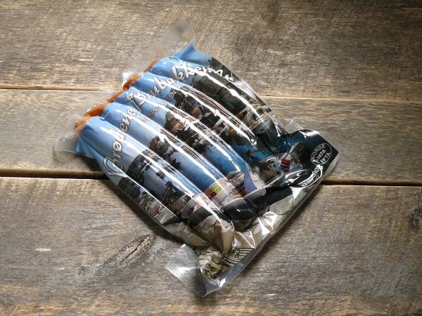 Fire brusbokser ligger på et trebord, med emballasjen godt synlig.