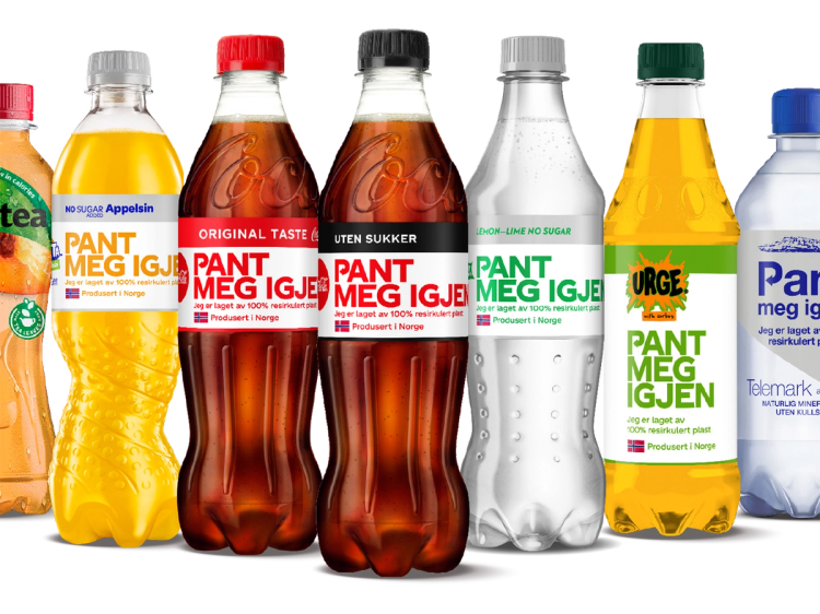 Flasker med Coca-Cola og andre brusvarianter med fokus på bærekraft, plassert på en flate.