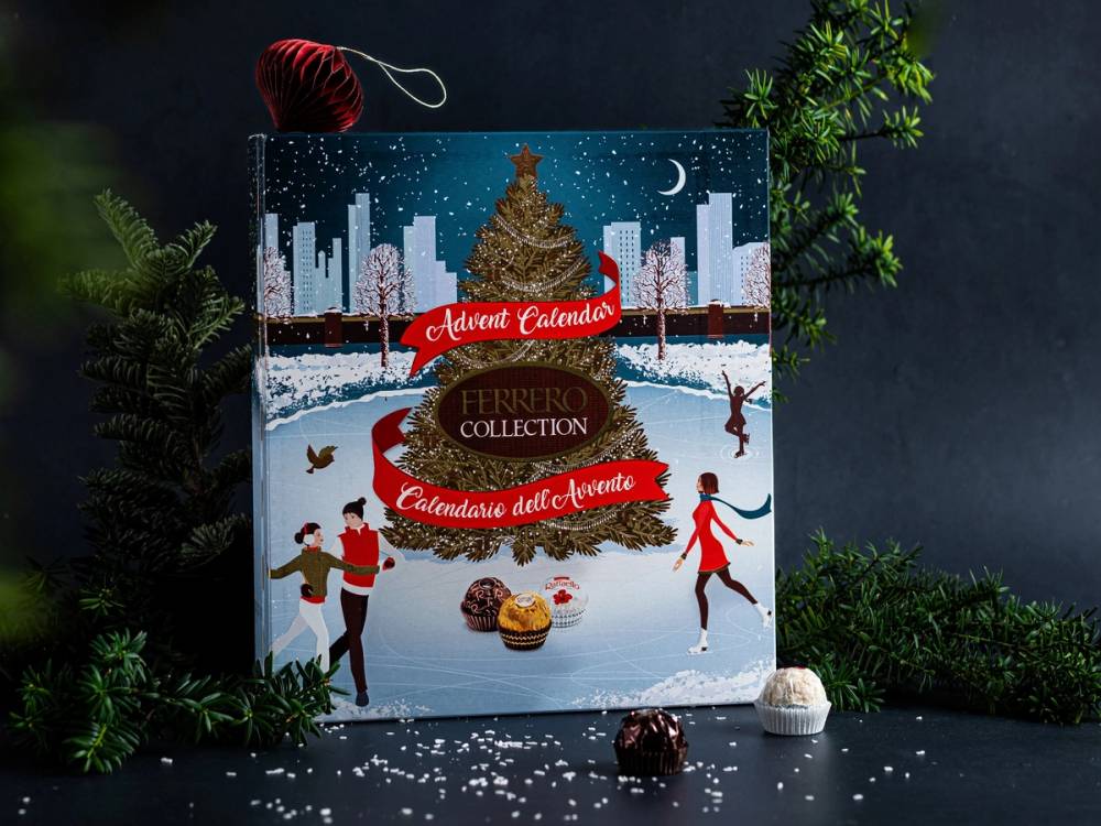 Julekalender med vinterlandskap, personer som går på isen og julepynt, omgitt av granbar og snø, med bysilhuett i bakgrunnen.