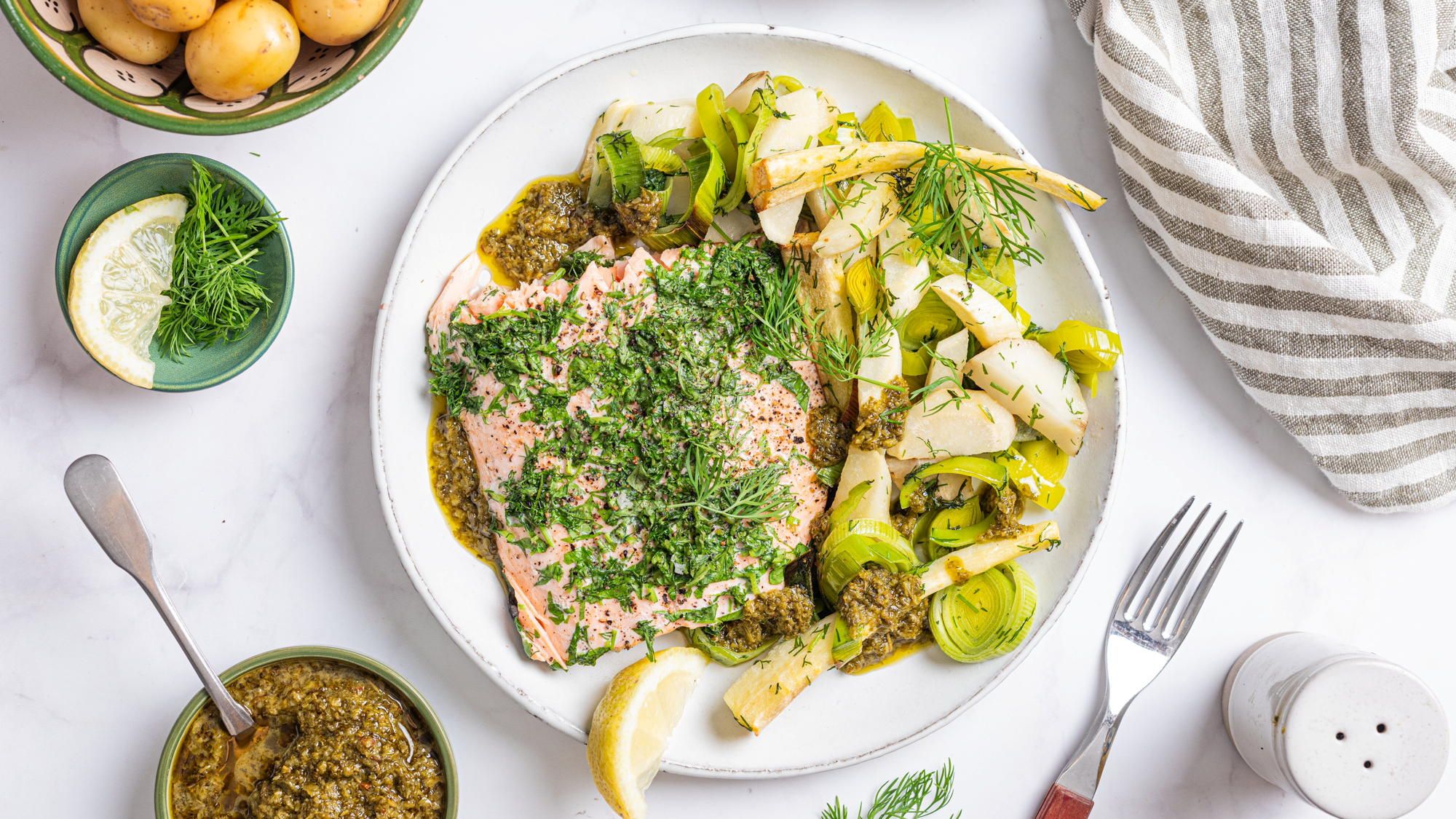 Hel laksefilet med rotgrønnsaker og chimichurri