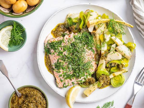 Hel laksefilet med rotgrønnsaker og chimichurri