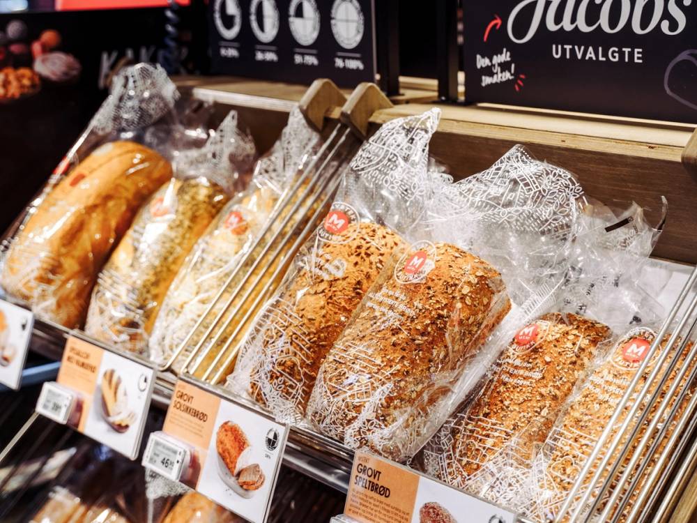 Ferske baguetter og brød i plastemballasje på en butikkhylle hos MENY Frogner.