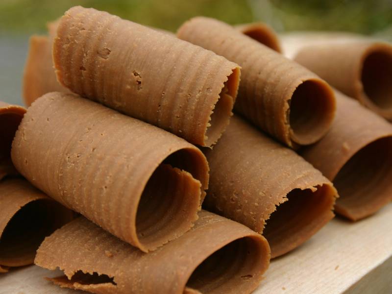 Brimostkrudlar i en haug, laget av kjeks og smørkrem med brimsostsmak.