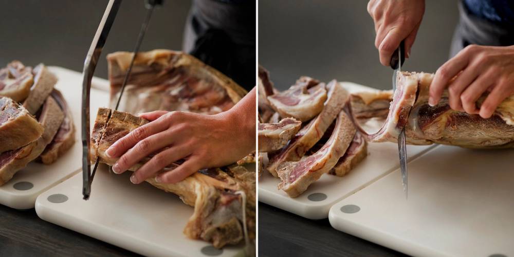 Personer skjærer opp pinnekjøtt på skjærebrett før tilberedning.