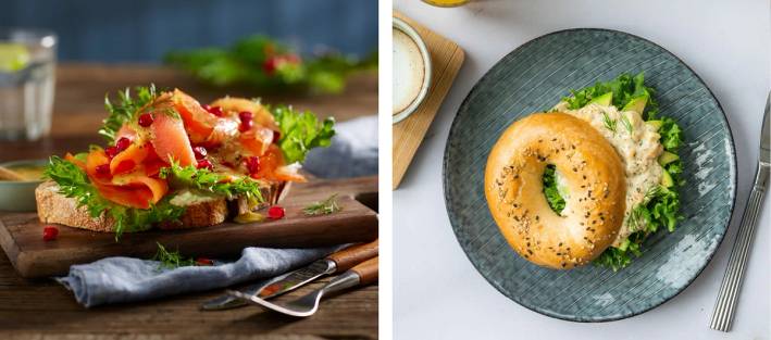 To bilder, ett av en åpen sandwich med skinke, salat og tomat, og ett av en bagel med kremost og salat på en tallerken