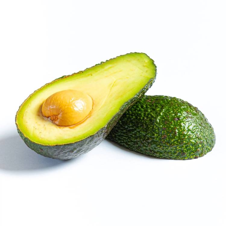 To avokadoer, en halvert med steinen inni og en hel, på hvit bakgrunn.