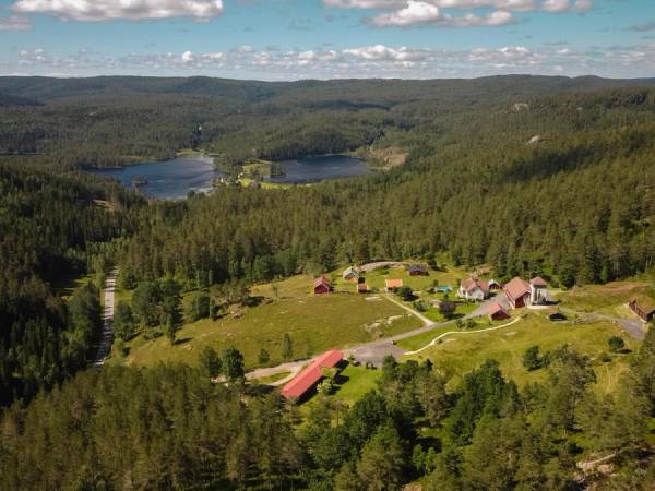 Røyland Gård ligger midt i skogen i Engesland i Agder