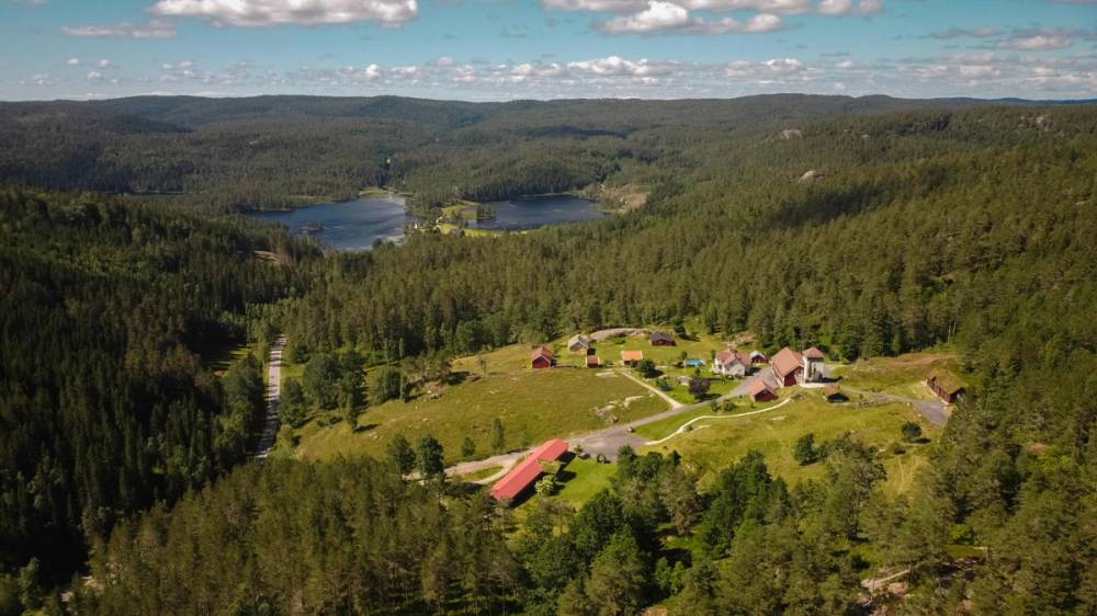 Røyland Gård ligger midt i skogen i Engesland i Agder