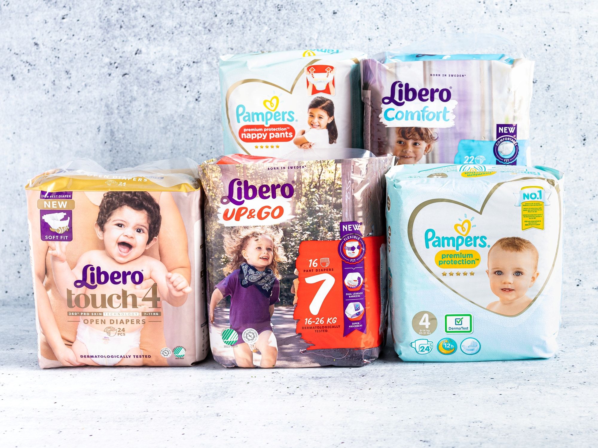 Et utvalg bleier fra merker som Pampers og Libero, plassert på en grå bakgrunn.