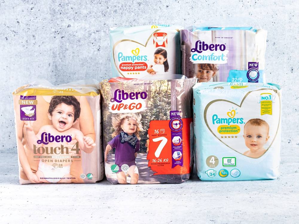 Et utvalg bleier fra merker som Pampers og Libero, plassert på en grå bakgrunn.