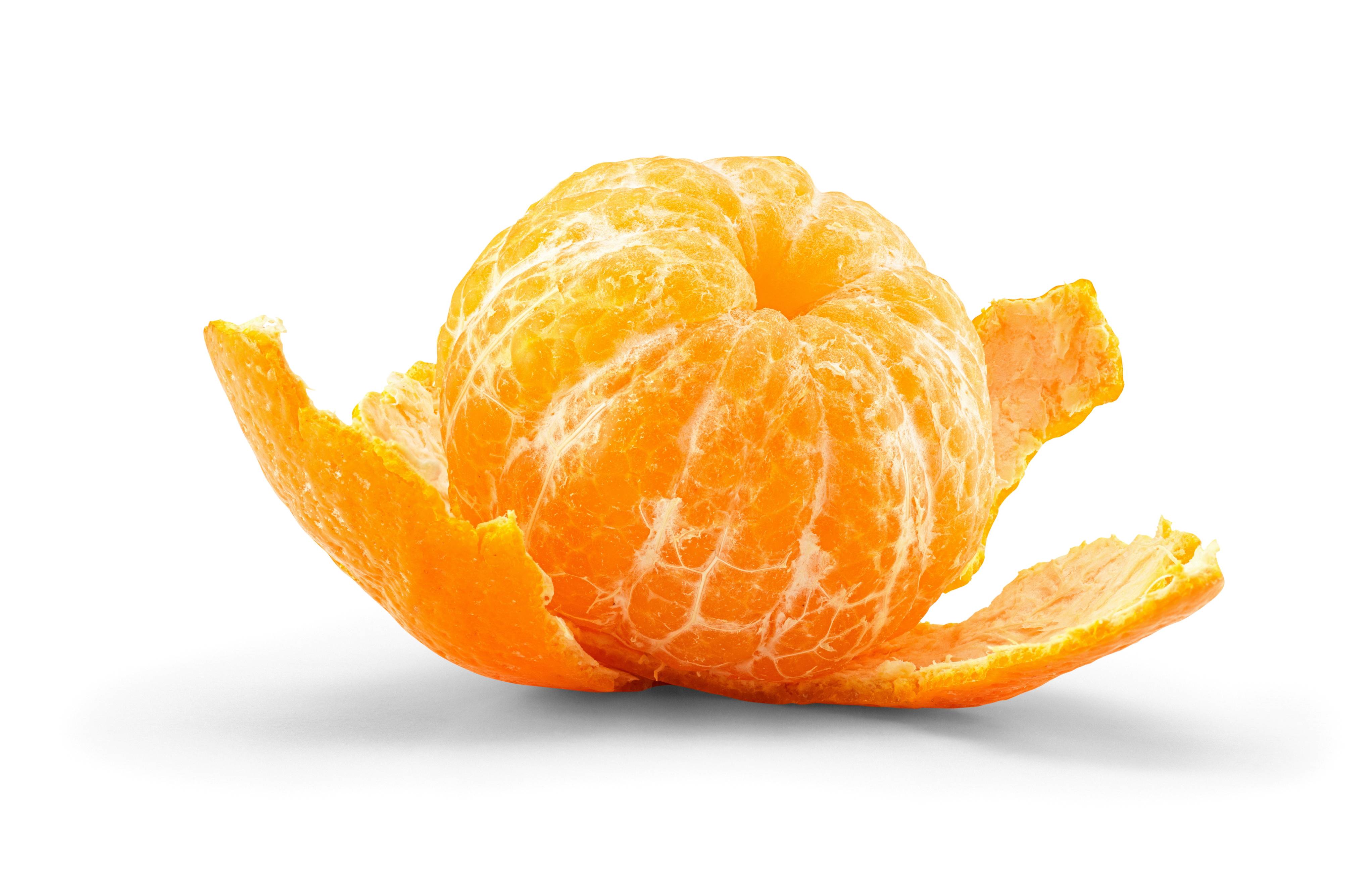 En skrelt klementin med deler av skallet løftet opp, viser den oransje frukten inni.