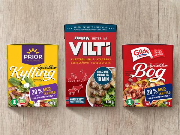 Tre pakker med kjøttdeig og pølser fra ulike merker på et bord.