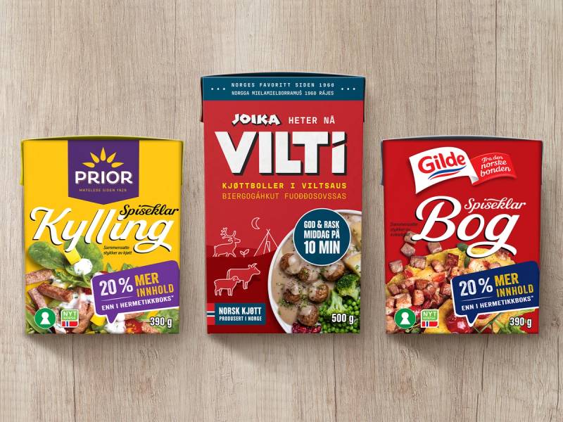 Tre pakker med kjøttdeig og pølser fra ulike merker på et bord.