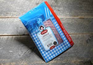 Pakke med ferdigskåret kjøttdeig på et trebord