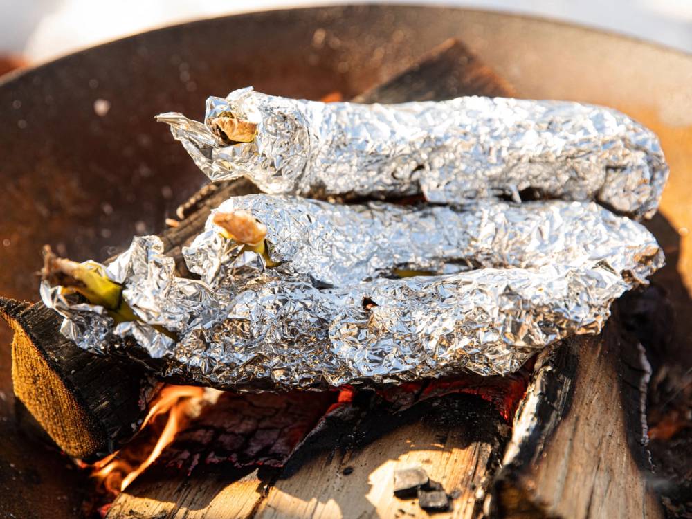 Bål med innpakket sjokolade og banan som trolig er brukt som turmat.