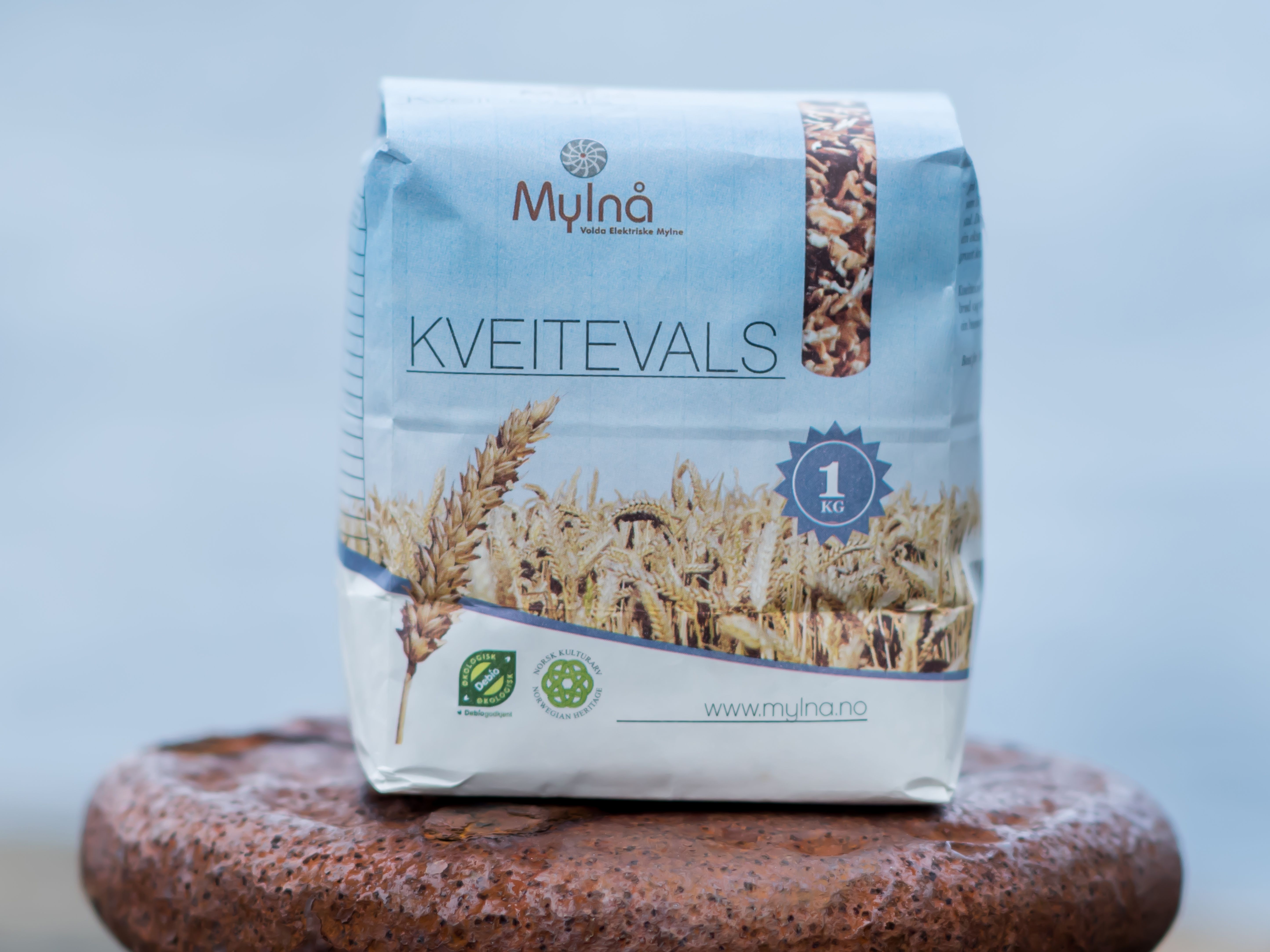 Pakke med kveitevals på en steinplate med en blå bakgrunn.