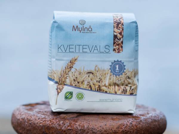 Pakke med kveitevals på en steinplate med en blå bakgrunn.