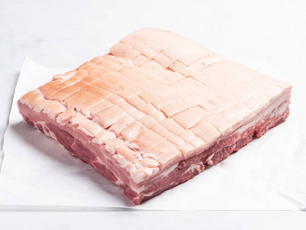 Tynn ribbe med sprø svor og kjøtt på bunnen, klar til å bli stekt eller kokt.