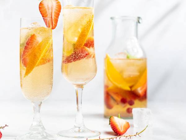 Syrlig sommerpunsj med bær