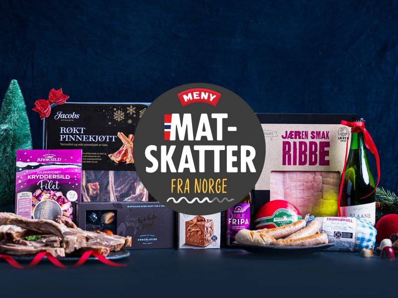 Et utvalg norske matvarer og julegaver, inkludert kjøtt, sjokolade og brus, på en mørk bakgrunn.