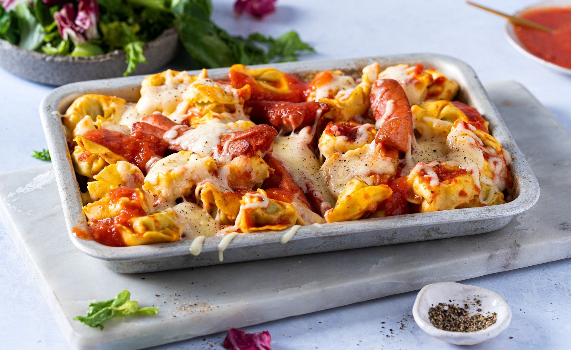 Pastagrateng med pølse, ost og grønnsaker i en ildfast form