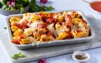 Pastagrateng med pølse, ost og grønnsaker i en ildfast form