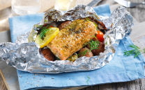 Laks i folie med grønnsaker og sitron, klar til å bli bakt i ovnen