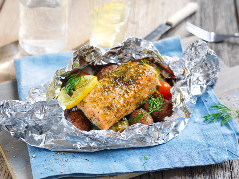 Laks i folie med grønnsaker og sitron, klar til å bli bakt i ovnen