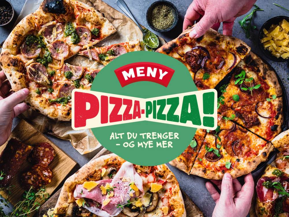 To personer deler to pizzaer med ulike toppings på et bord, med en logo for pizza-restaurant i midten.